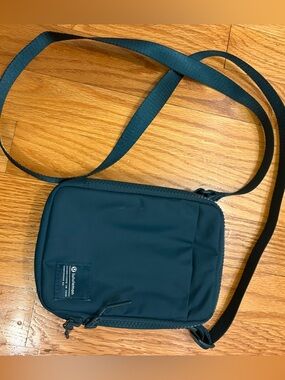 Lululemon Cross Body Bag in Green